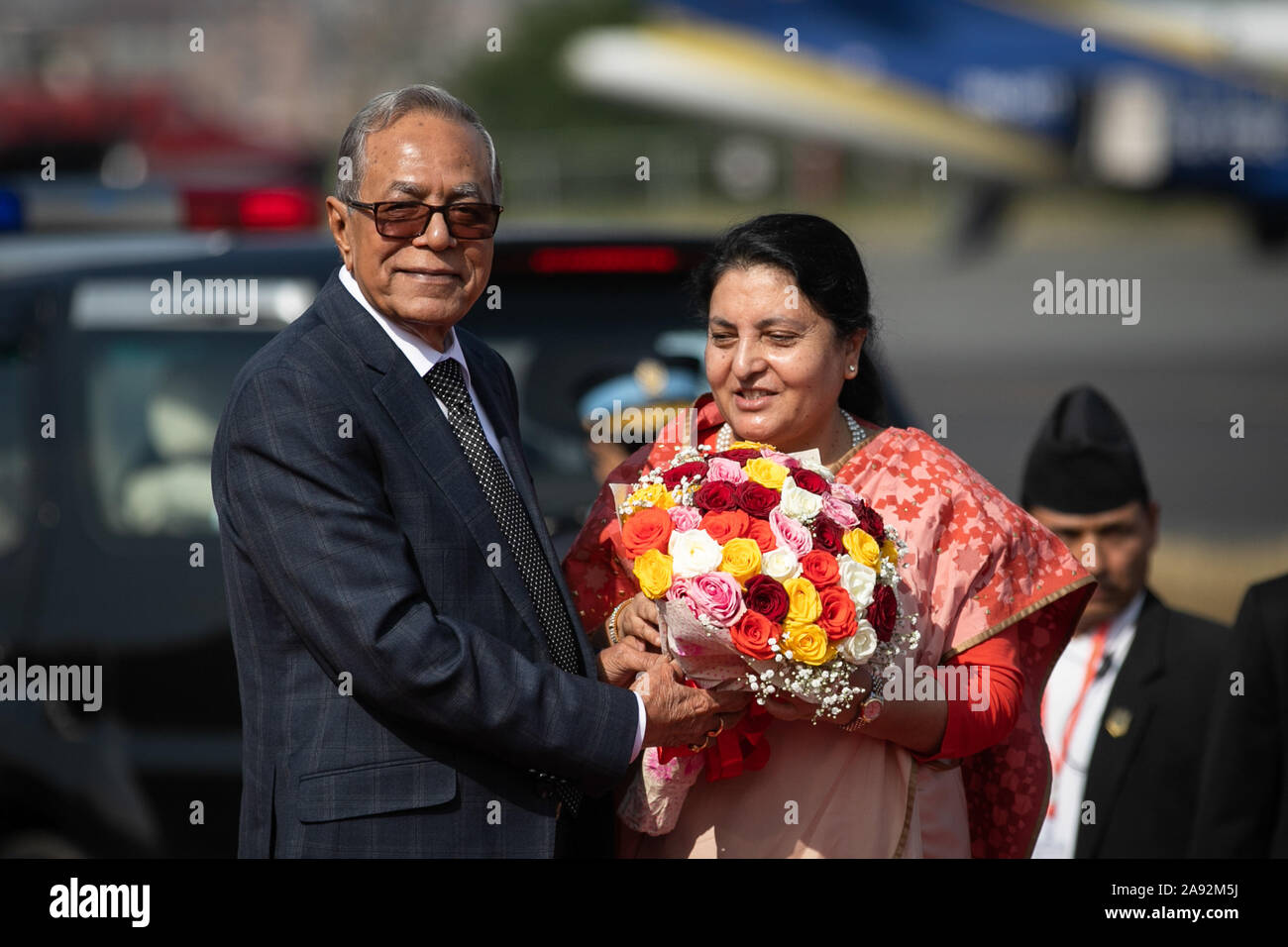 Katmandou, Népal. 20 Nov, 2019. Le président du Bangladesh, Abdul Hamid (R) reçoit un bouquet de fleurs en provenance du Népal, Président du Bidhya Devi Bhandari (L) lors de son arrivée à l'aéroport international de Tribhuvan. Le président du Bangladesh est sur une bonne volonté officielle de trois jours à visiter le Népal à l'invitation du président du Népal. Credit : SOPA/Alamy Images Limited Live News Banque D'Images