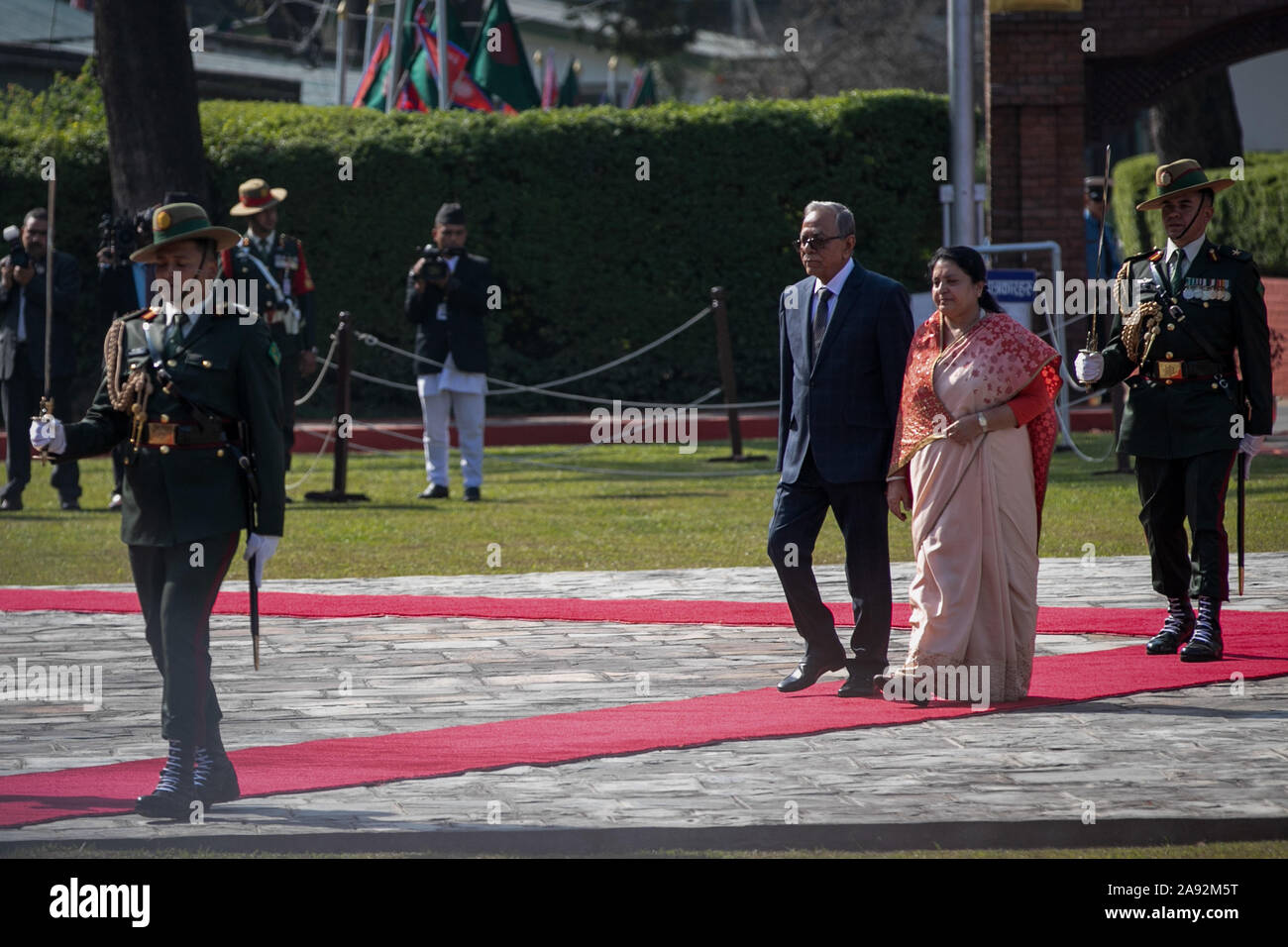Katmandou, Népal. 20 Nov, 2019. Le président du Bangladesh, Abdul Hamid (C, à gauche) et le président du Népal, Bidhya Devi Bhandari (C, à droite) a reçu par la garde d'honneur au cours d'une cérémonie d'accueil à l'aéroport international de Tribhuvan. Le président du Bangladesh est sur une bonne volonté officielle de trois jours à visiter le Népal à l'invitation du président du Népal. Credit : SOPA/Alamy Images Limited Live News Banque D'Images