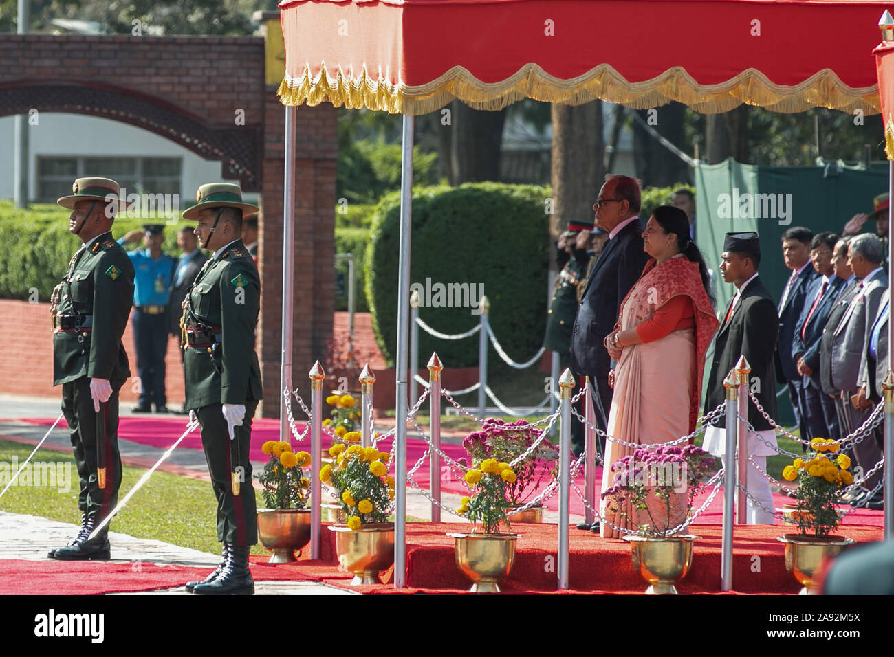 Katmandou, Népal. 20 Nov, 2019. Le président du Bangladesh, Abdul Hamid (C, à gauche) et le président du Népal, Bidhya Devi Bhandari (C, à droite) a reçu par la garde d'honneur au cours d'une cérémonie d'accueil à l'aéroport international de Tribhuvan. Le président du Bangladesh est sur une bonne volonté officielle de trois jours à visiter le Népal à l'invitation du président du Népal. Credit : SOPA/Alamy Images Limited Live News Banque D'Images