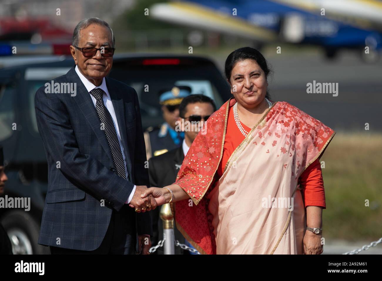 Katmandou, Népal. 20 Nov, 2019. Le président du Bangladesh, Abdul Hamid (L) et président du Népal, Bidhya Devi Bhandari (R) se serrer la main au cours d'une cérémonie d'accueil à l'aéroport international de Tribhuvan. Le président du Bangladesh est sur une bonne volonté officielle de trois jours à visiter le Népal à l'invitation du président du Népal. Credit : SOPA/Alamy Images Limited Live News Banque D'Images