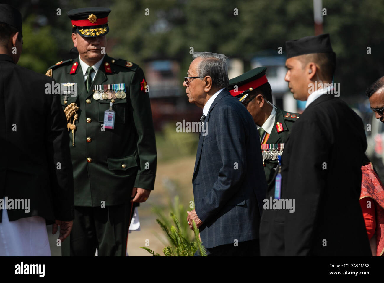 Katmandou, Népal. 20 Nov, 2019. Le président du Bangladesh, Abdul Hamid (c) à son arrivée à l'aéroport international de Tribhuvan. Le président du Bangladesh est sur une bonne volonté officielle de trois jours à visiter le Népal à l'invitation du président du Népal. Credit : SOPA/Alamy Images Limited Live News Banque D'Images