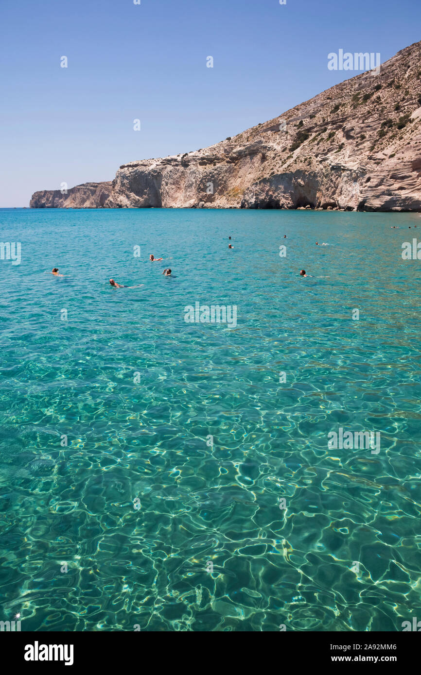 Les touristes nageant dans l'eau claire et turquoise de la baie de Galazia Nera; Île Polyaigos, Cyclades, Grèce Banque D'Images