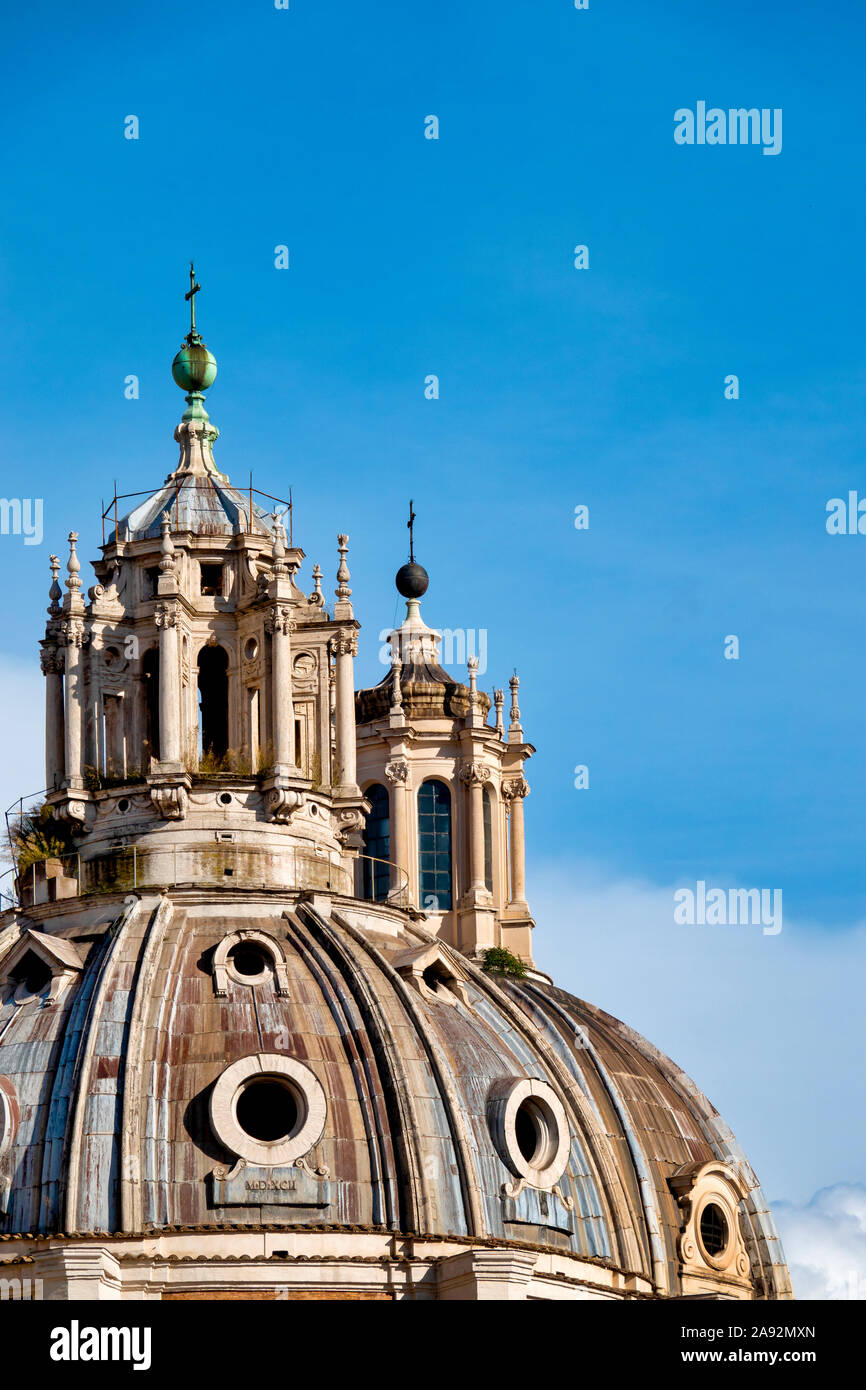 Les deux dômes de S. Maria di Loreto et SS. Nome di Maria de Rome, Italie Banque D'Images