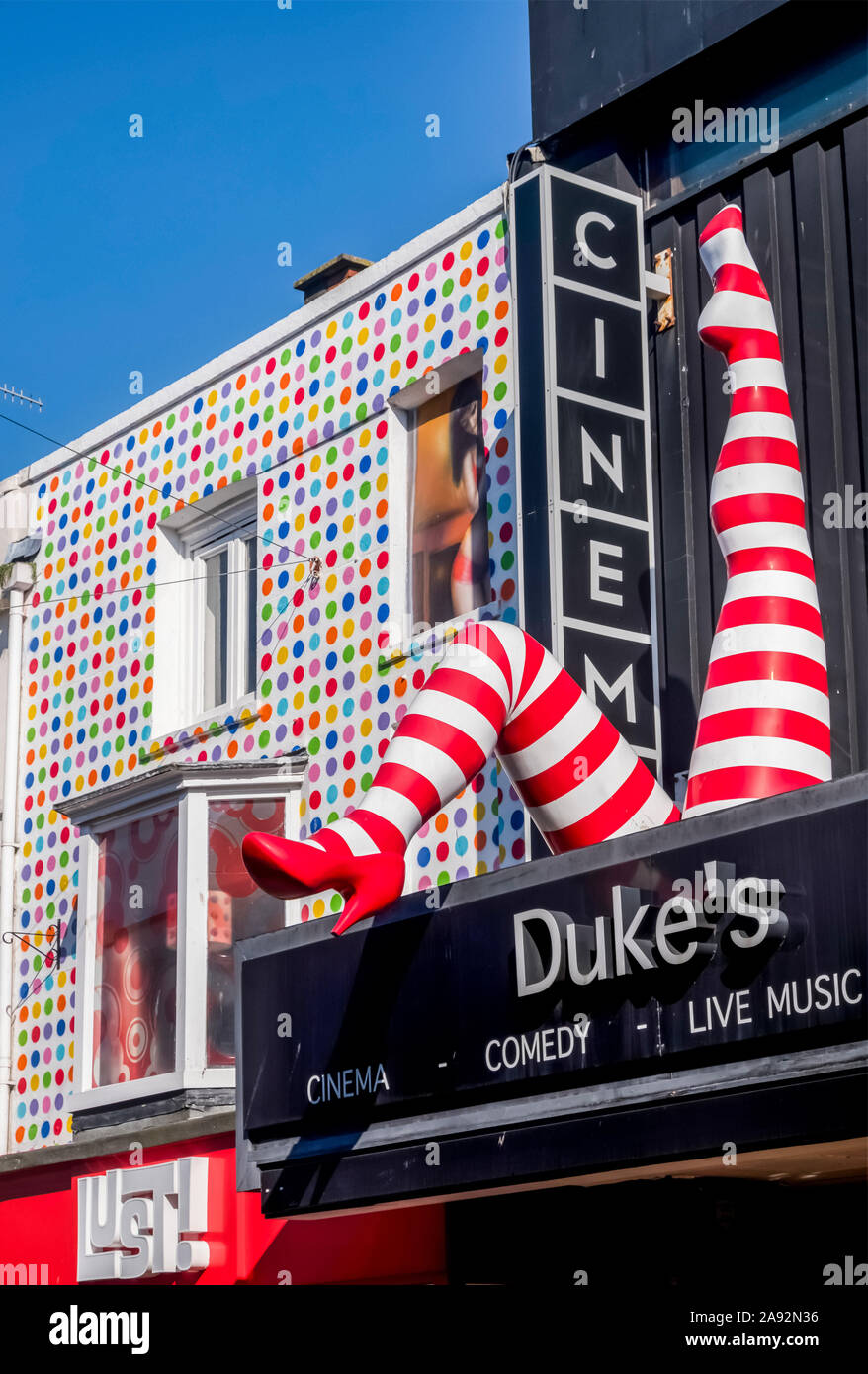 Enseigne de cinéma et façade de détail colorée à North Laine, un quartier commerçant ; Brighton, East Sussex, Angleterre Banque D'Images