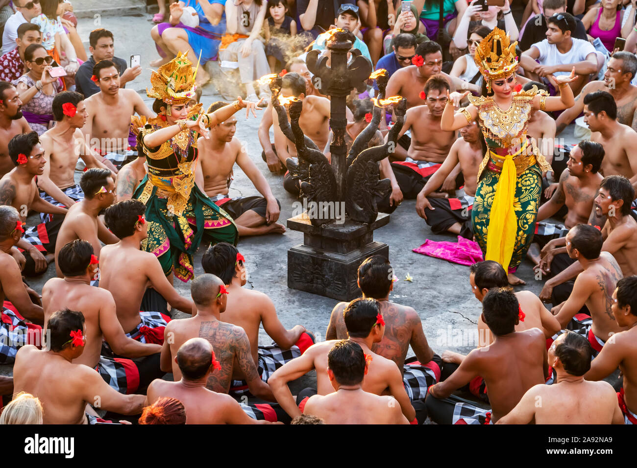 Spectacle de danse Kecak; Uluwatu, Bali, Indonésie Banque D'Images Spectacle de danse Kecak; Uluwatu, Bali, Indonésie Banque D'Images