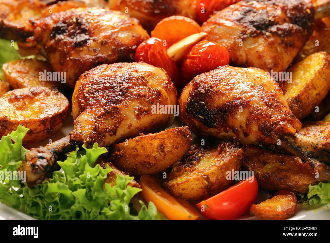 Les pilons de poulet avec légumes et fines herbes Banque D'Images