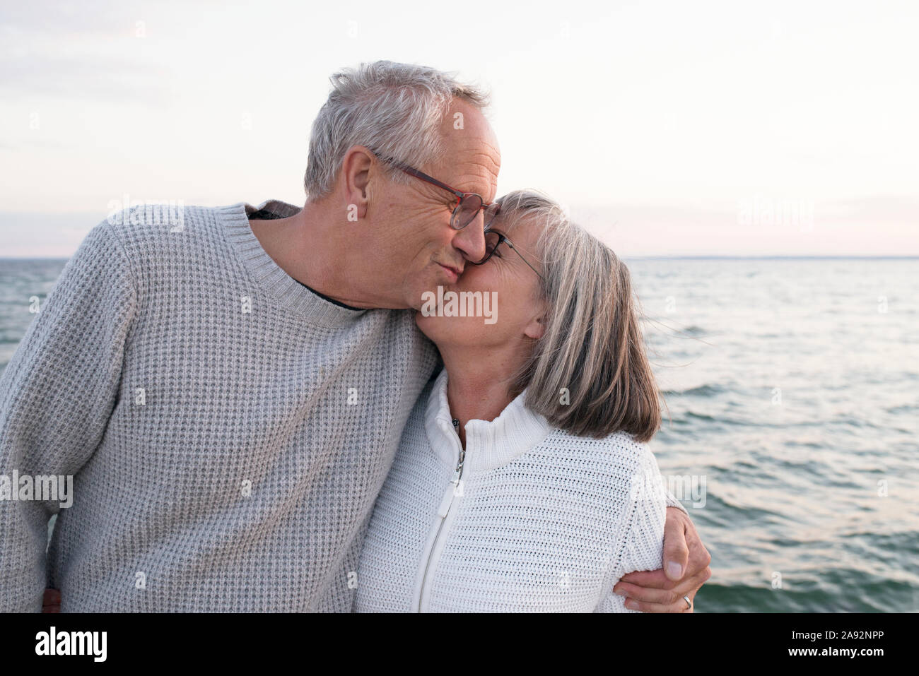 Senior couple kissing Banque D'Images