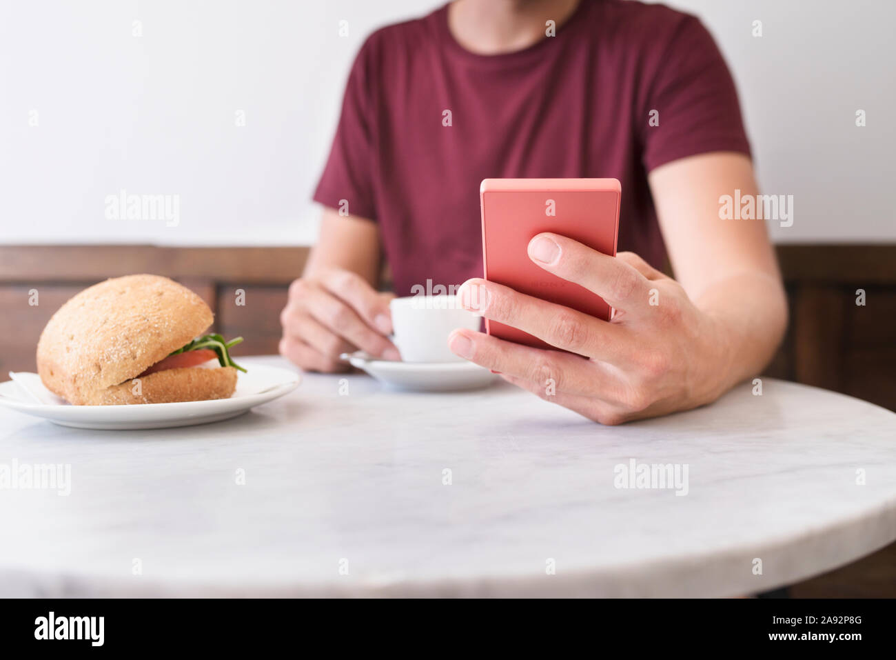 L'utilisation de téléphone au pause café Banque D'Images