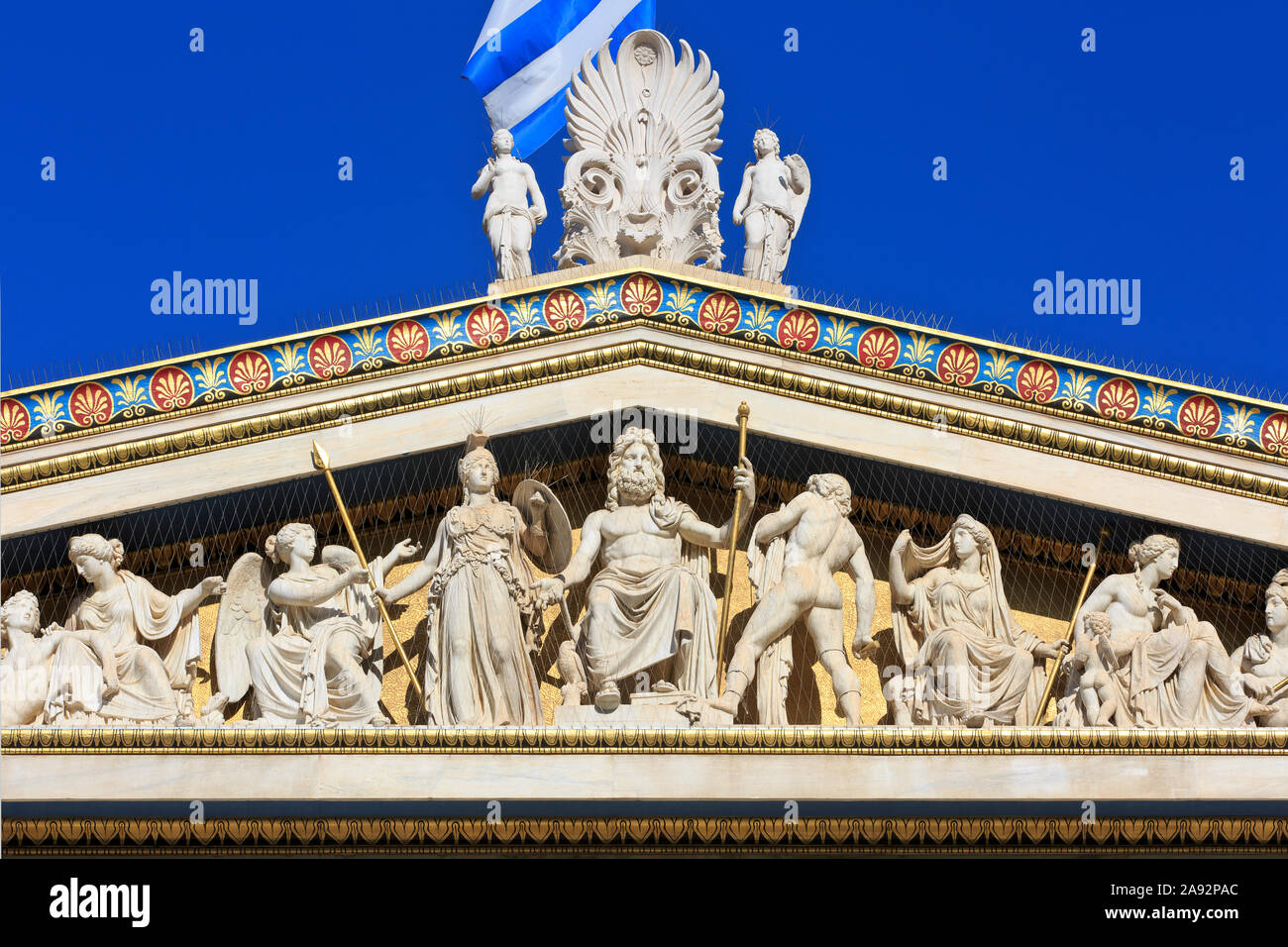 Des statues du dieu grec Zeus assis sur un trône flanqué de Pallas Athéna, Apollon et Hera sur le pignon de l'Académie d'Athènes, Grèce Banque D'Images