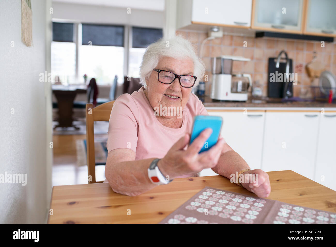 Senior woman using smart phone Banque D'Images