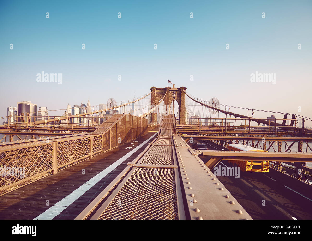 Pont de Brooklyn en début de matinée, harmonisation des couleurs appliquées, New York City, USA. Banque D'Images