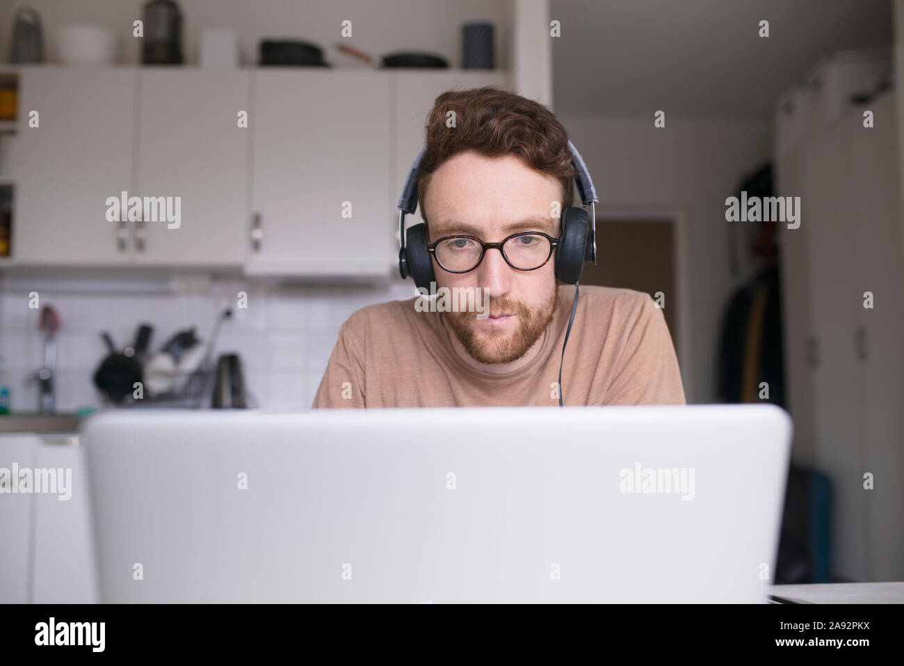 Man working on laptop at home Banque D'Images