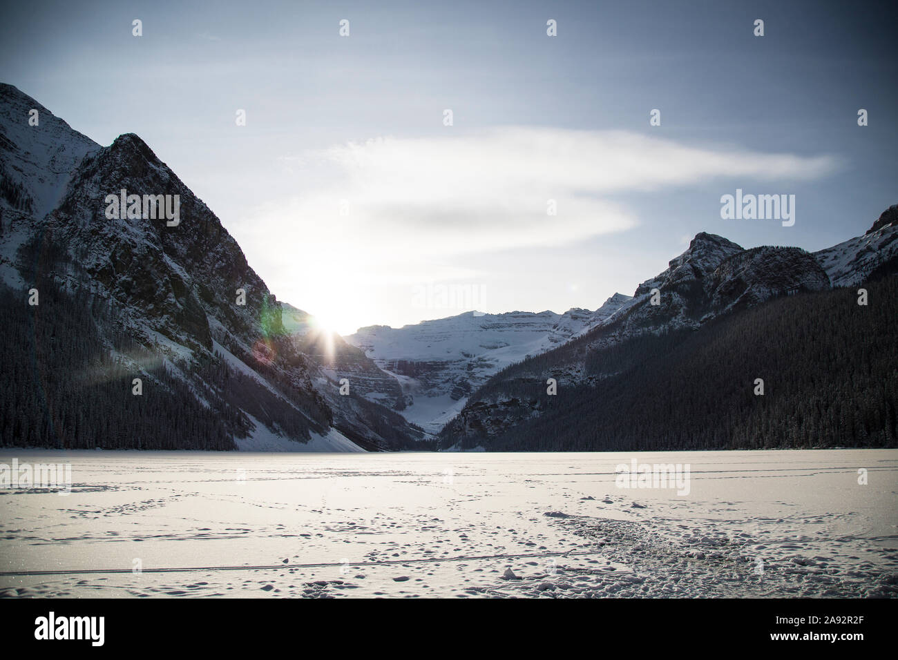 Gelé et recouvert de neige du lac Louise, Canada Banque D'Images