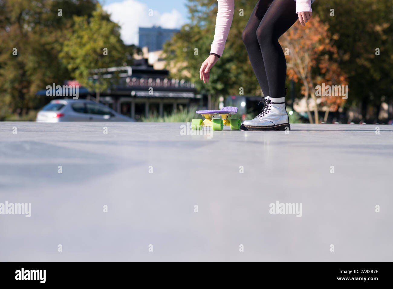 Femme skateboard, low section Banque D'Images