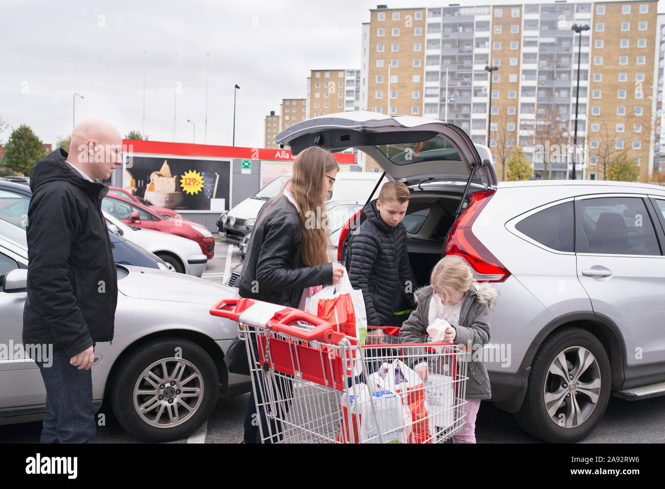 Chargement de la famille shopping Banque D'Images