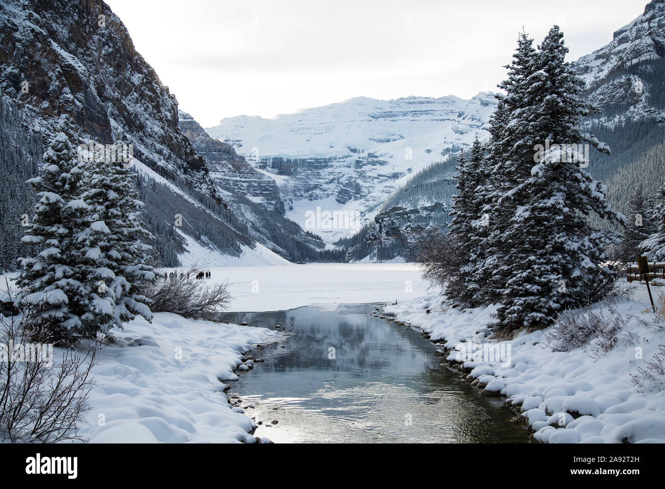 Gelé et recouvert de neige du lac Louise, Canada Banque D'Images