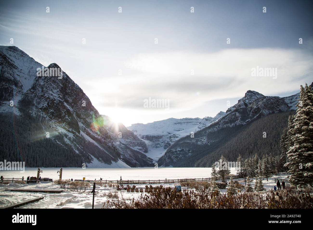 Gelé et recouvert de neige du lac Louise, Canada Banque D'Images