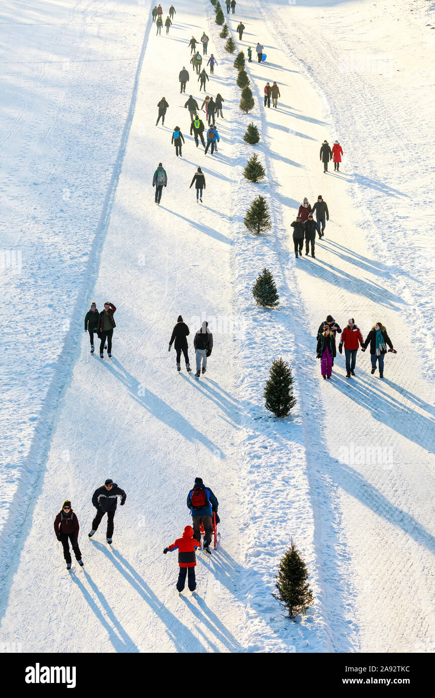 Patinage sur glace sur la rivière Assiniboine, qui fait partie de la piste mutuelle de la rivière Rouge à la fourche; Winnipeg, Manitoba, Canada Banque D'Images