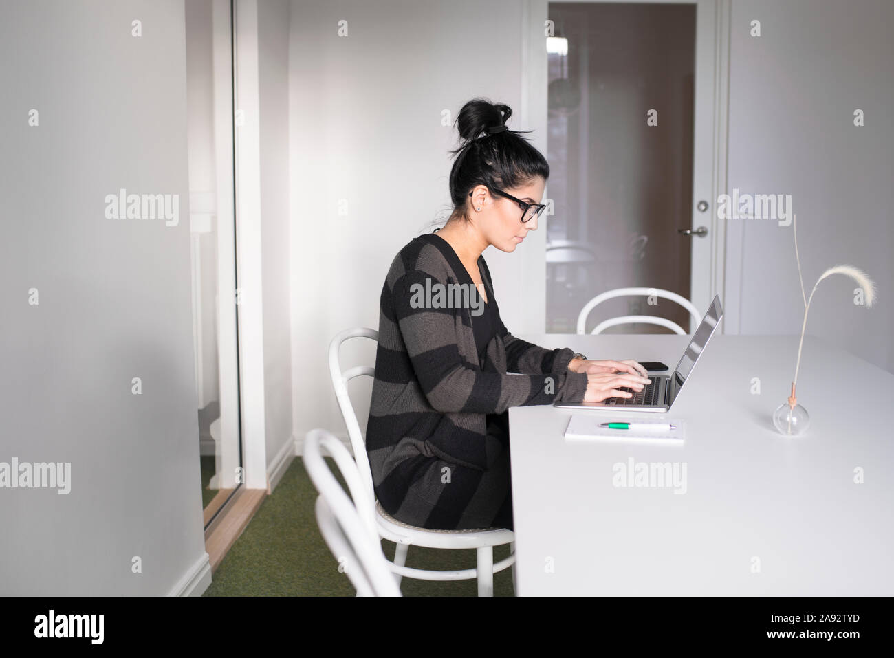 Woman in office using laptop Banque D'Images