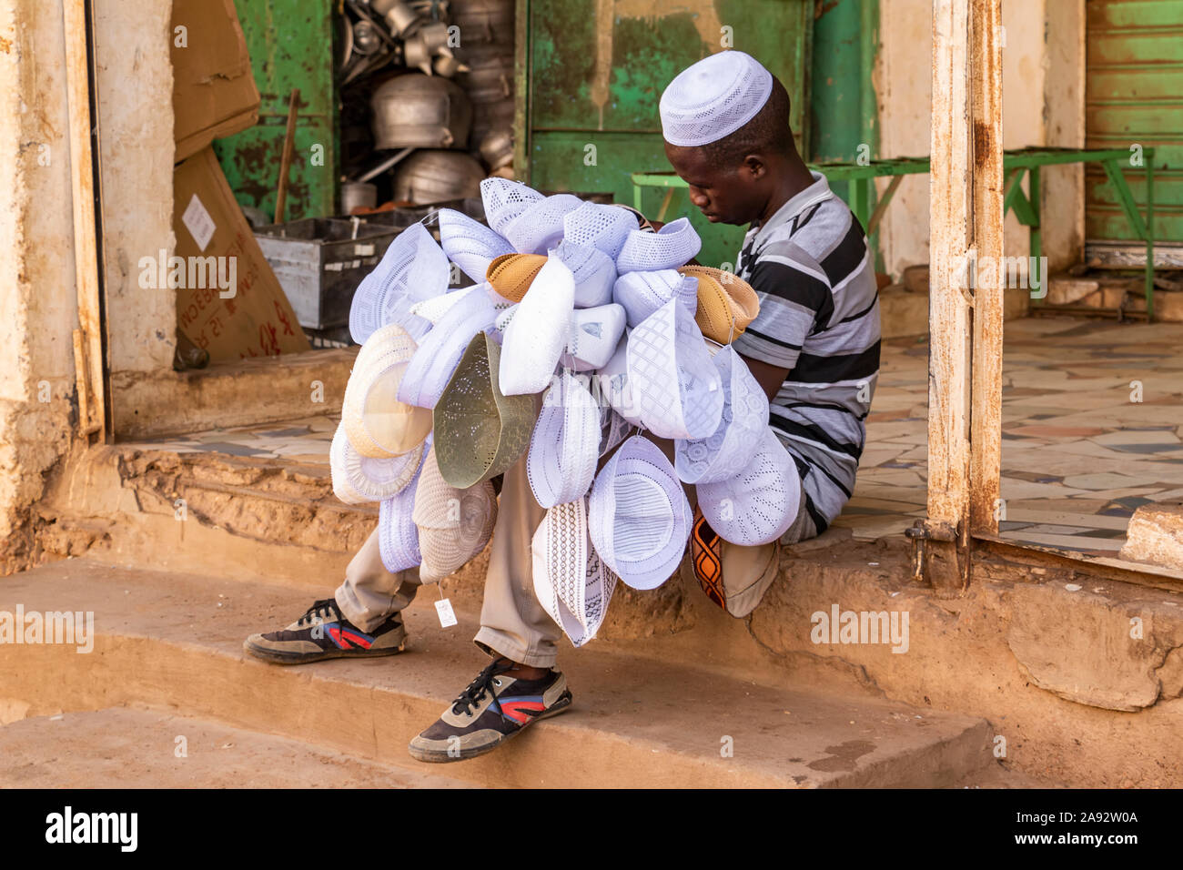Vendeur de chapeau soudanais au marché Omdurman; Omdurman, Khartoum, Soudan  Photo Stock - Alamy
