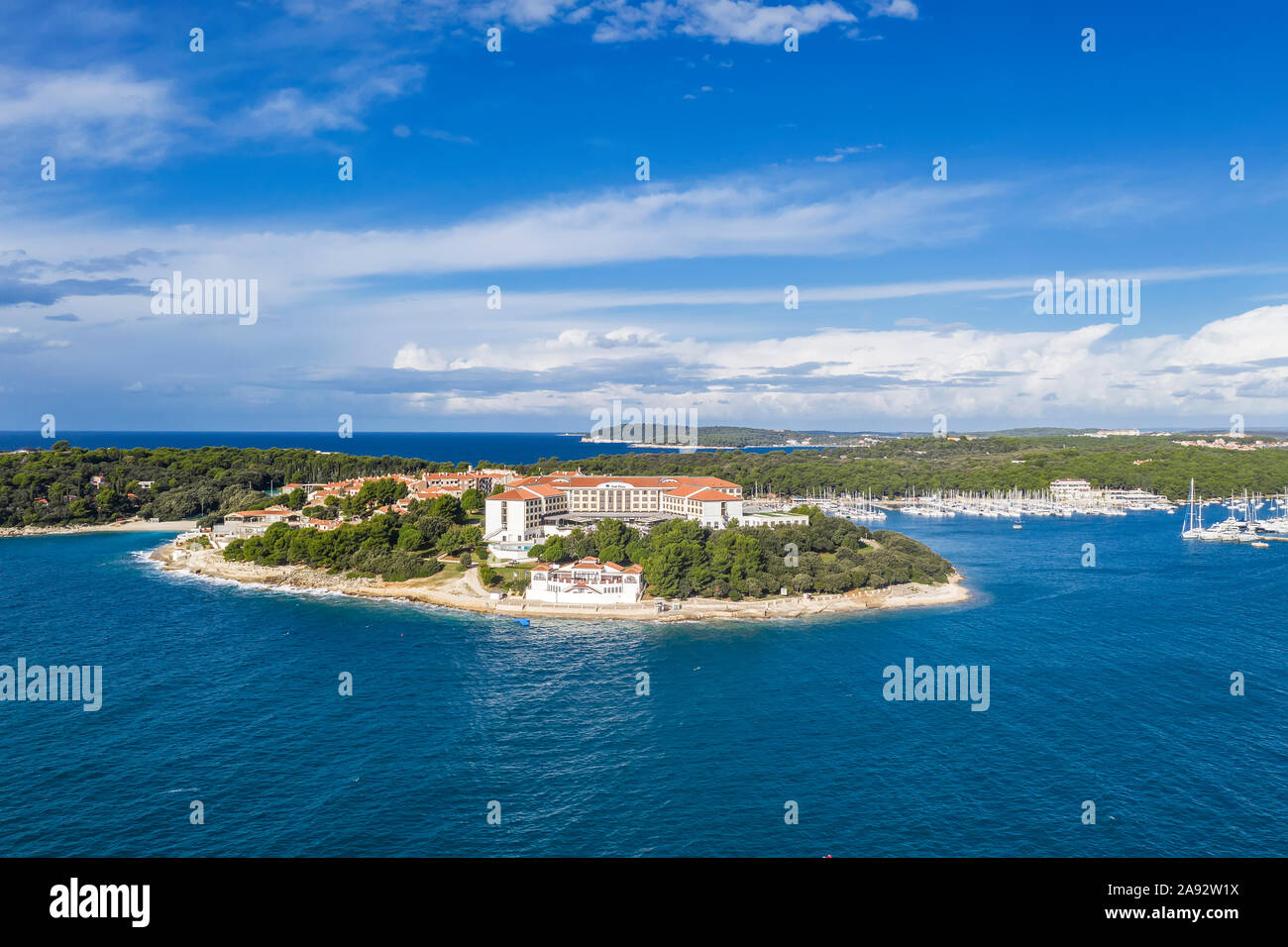 PULA, Croatie - 6 novembre, 2019 : Une vue aérienne de l'hôtel Park Plaza Resort à Pula, Istrie, Croatie Banque D'Images