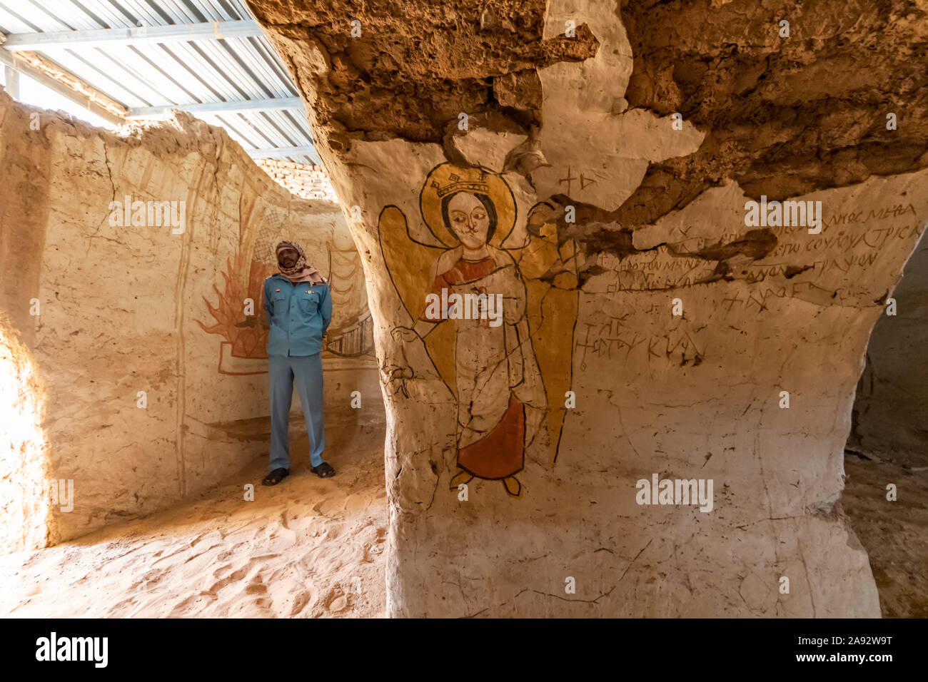 Fresque chrétienne et homme debout dans le monastère; Old Dongola, État du Nord, Soudan Banque D'Images