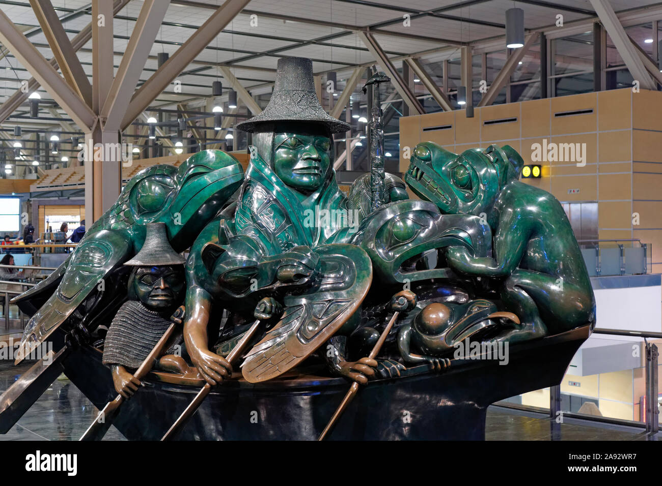 L'Esprit de Haida Gwaii, le canot de Jade jade vert sculpture de l'artiste haïda Bill Reid dans l'Aéroport International de Vancouver, Vancouver, BC, Canada Banque D'Images