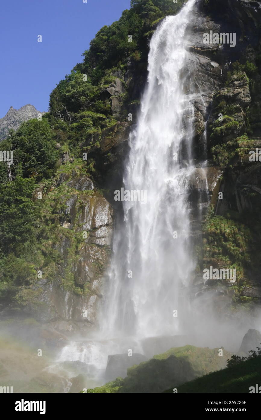 Acquafraggia Wasserfälle, ein Naturdenkmal der Lombardei seit 1984. Banque D'Images