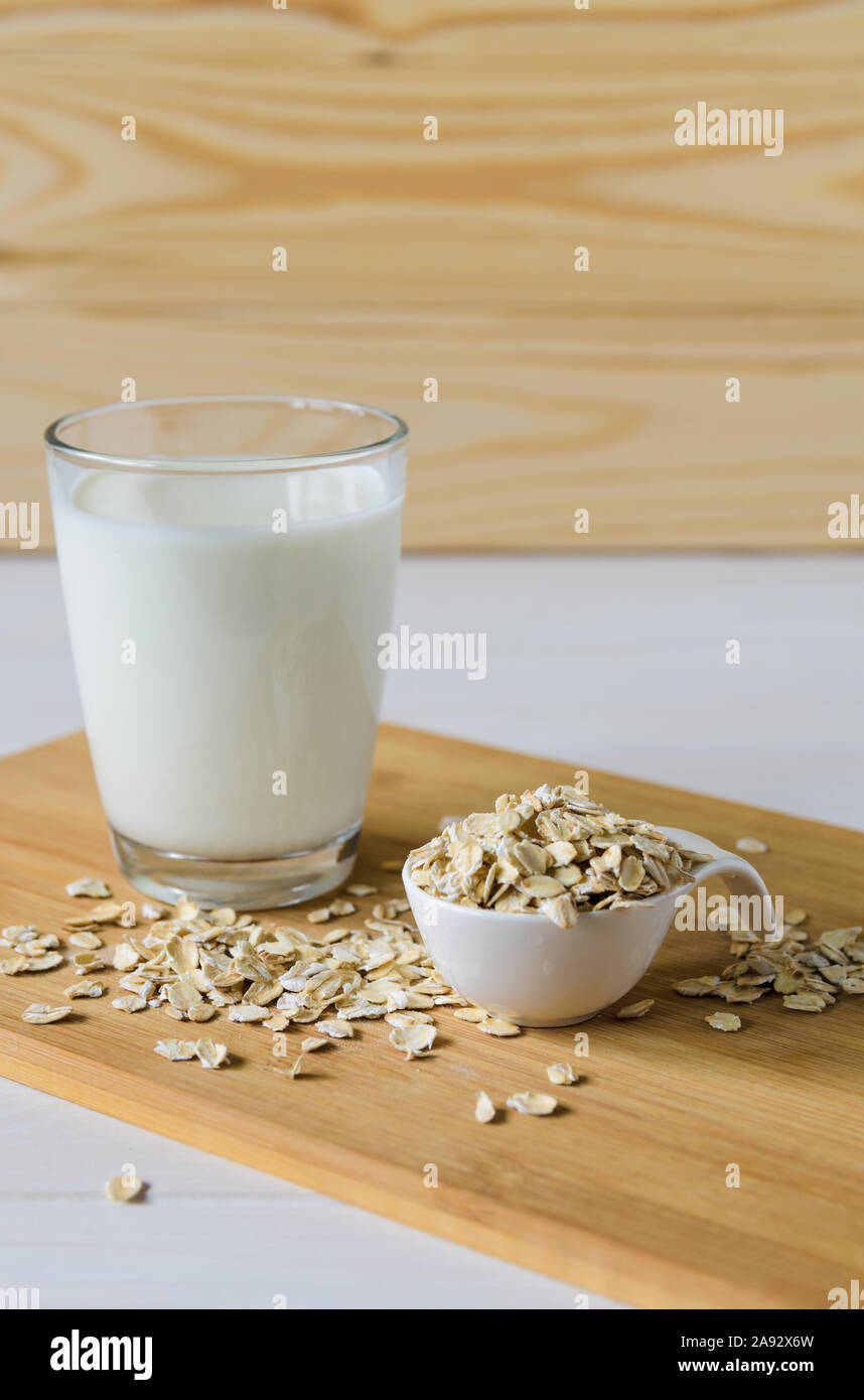 Avoine et un verre de lait d'avoine on a wooden background Banque D'Images