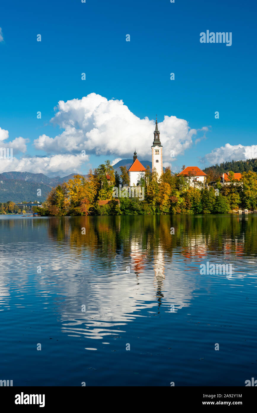 L'église de pèlerinage de l'assomption de Maria island Church reflète dans le lac de Bled, en Slovénie, en Europe. Banque D'Images