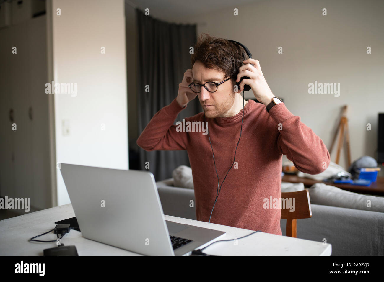 Homme avec un casque à l'aide d'ordinateur portable Banque D'Images