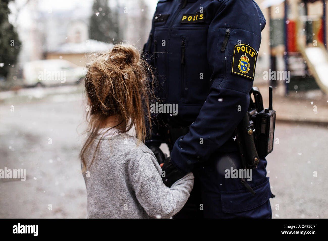 Police woman hugging daughter Banque D'Images