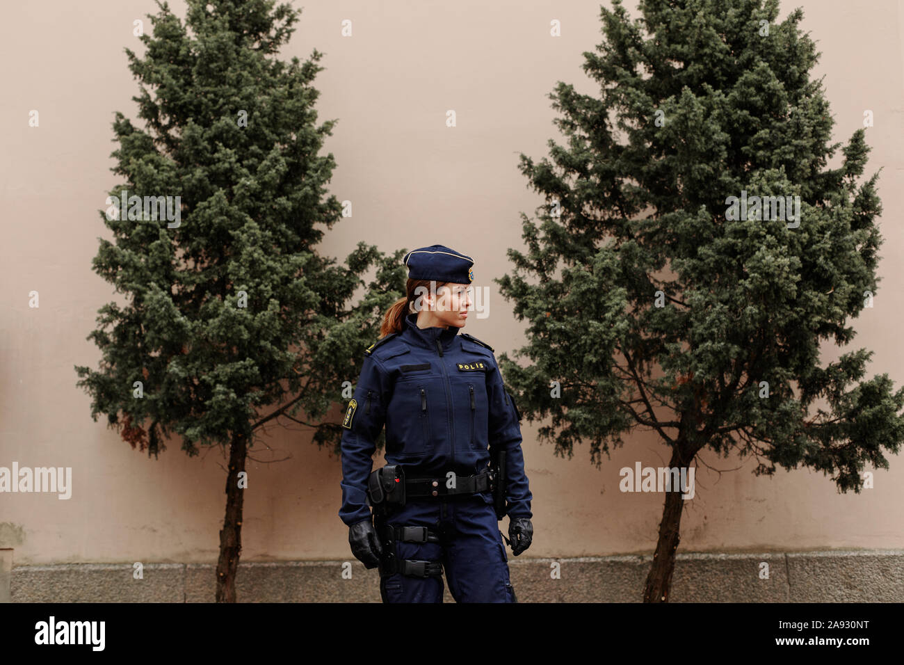 Police woman looking away Banque D'Images