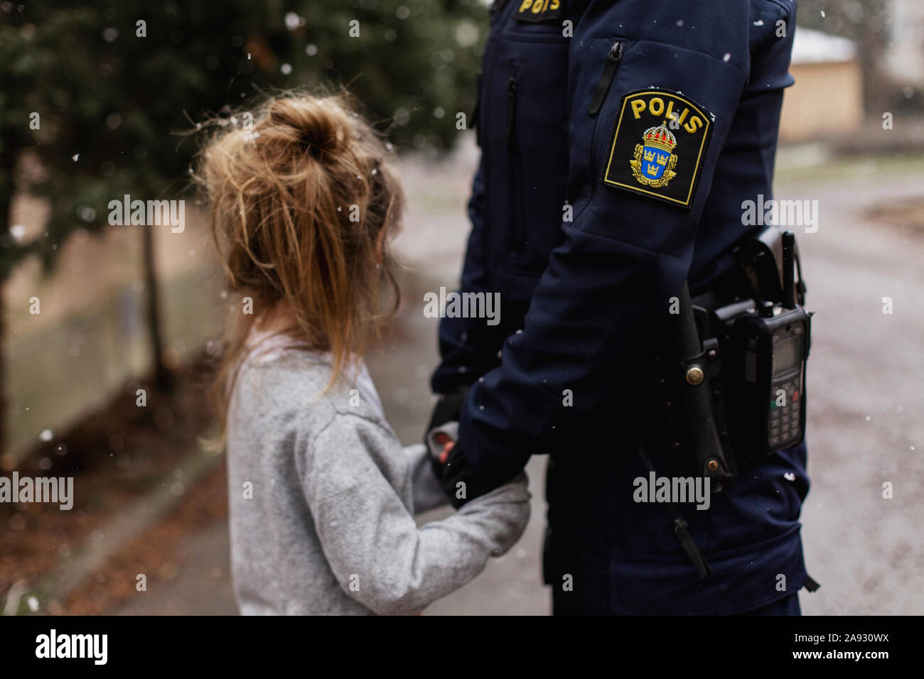 Police woman hugging daughter Banque D'Images