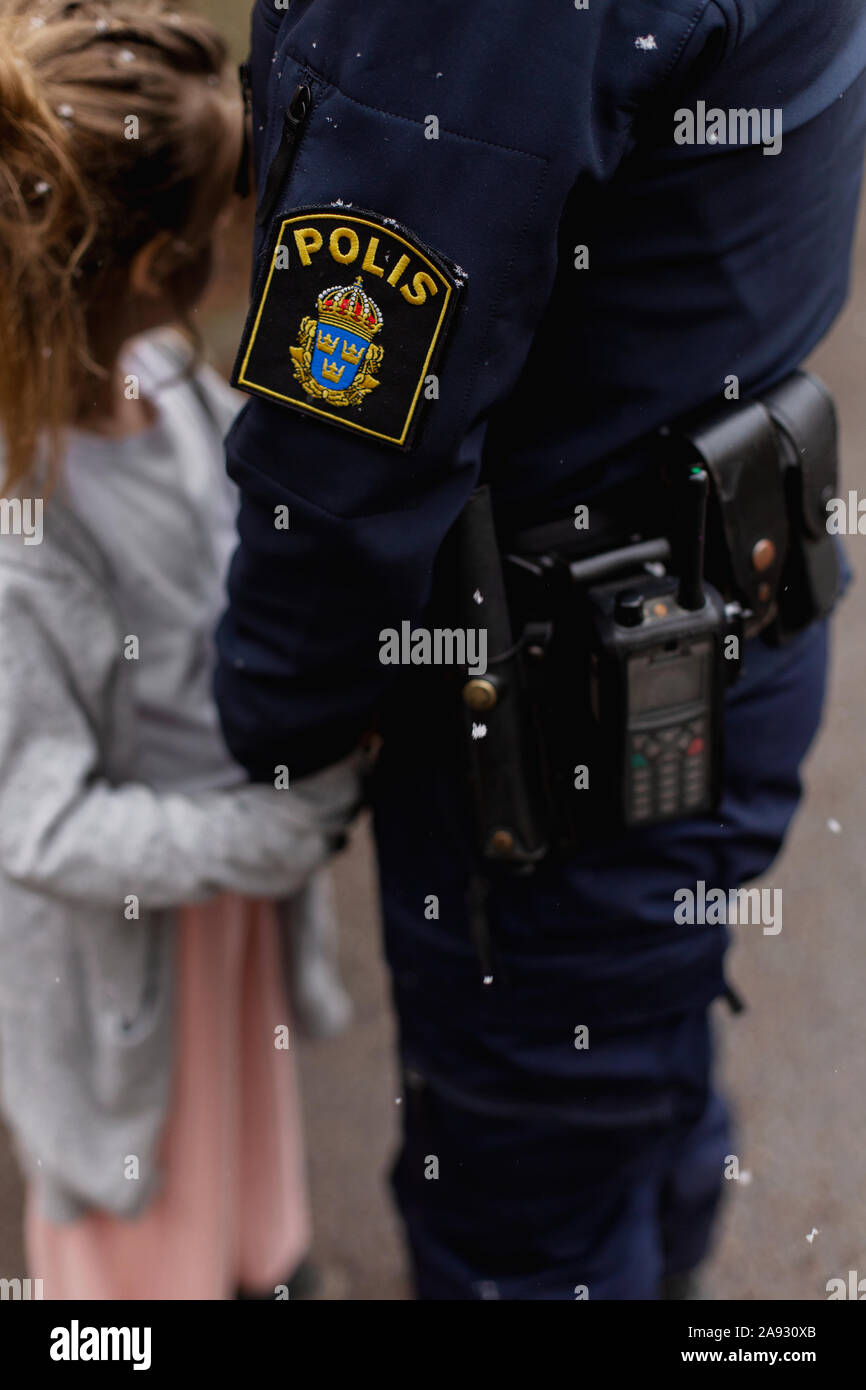 Police woman holding filles part Banque D'Images