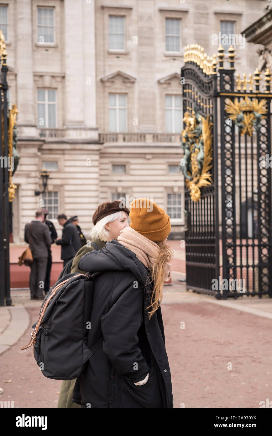 Les touristes qui passent devant le contrôle de sécurité des visiteurs par des officiers en dehors des portes ouvertes de la résidence royale, Buckingham Palace UK. Sites célèbres de Londres. Banque D'Images