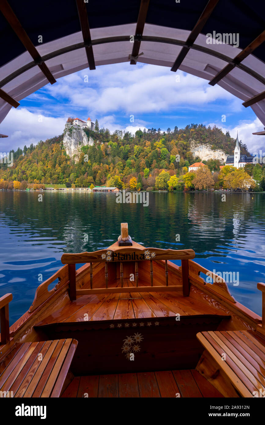 Un bateau d'excursion ossature bois Château de Bled reflète dans le lac de Bled, en Slovénie, en Europe. Banque D'Images