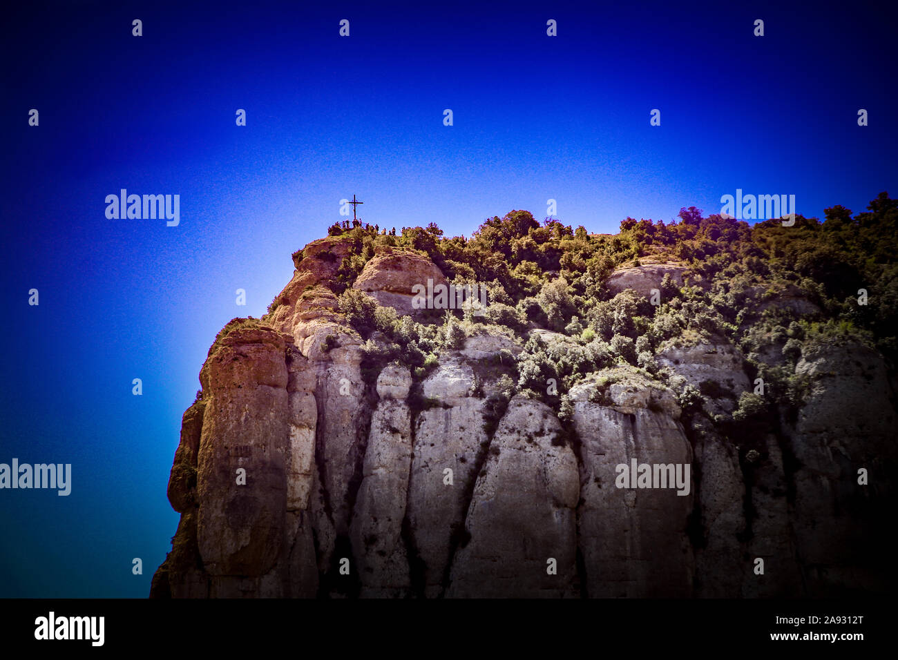 Les cross au sommet de l'abbaye de Santa Maria de Montserrat à Monistrol, Catalogne, Espagne Banque D'Images