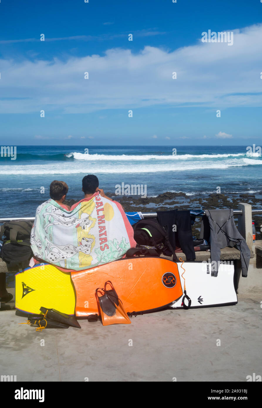 Les surfeurs et bodyboardeurs vague à regarder. Surfer face à la mer. Banque D'Images