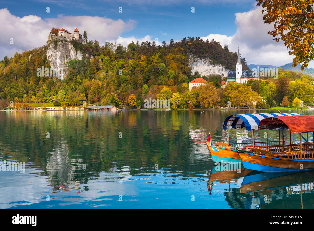 Le Château de Bled reflète dans le lac de Bled, en Slovénie, en Europe. Banque D'Images