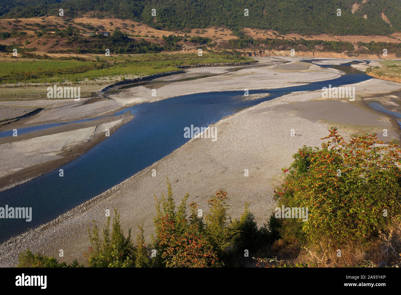 Les barres de gravier d'un ruisseau tressé du Devoll Rivière en Albanie Banque D'Images