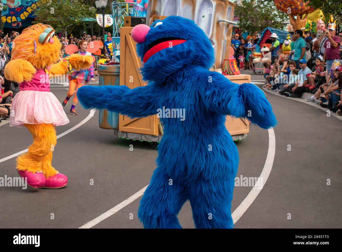 Orlando, Floride, 09 novembre 2019. Grover et Zoe dans Sesame Street Parade Party at Seaworld Banque D'Images