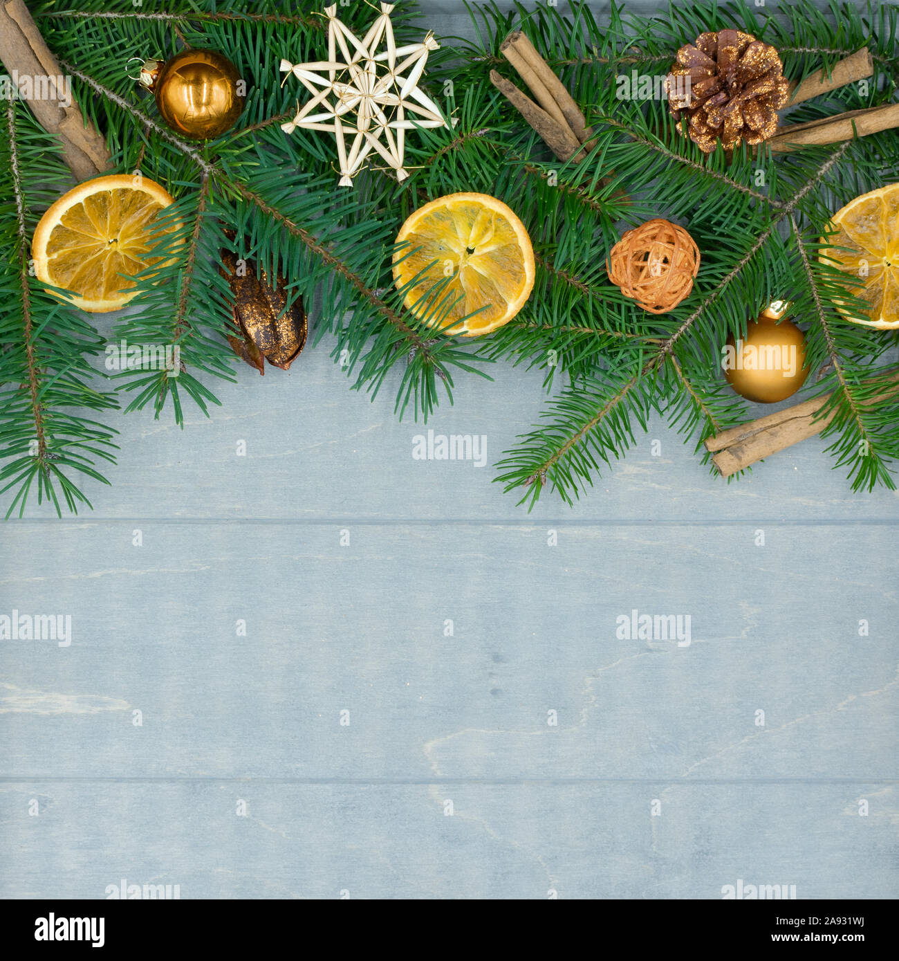Décorations de Noël de branches de sapin, des oranges séchées et des bâtons de cannelle sur bois avec copie espace Banque D'Images