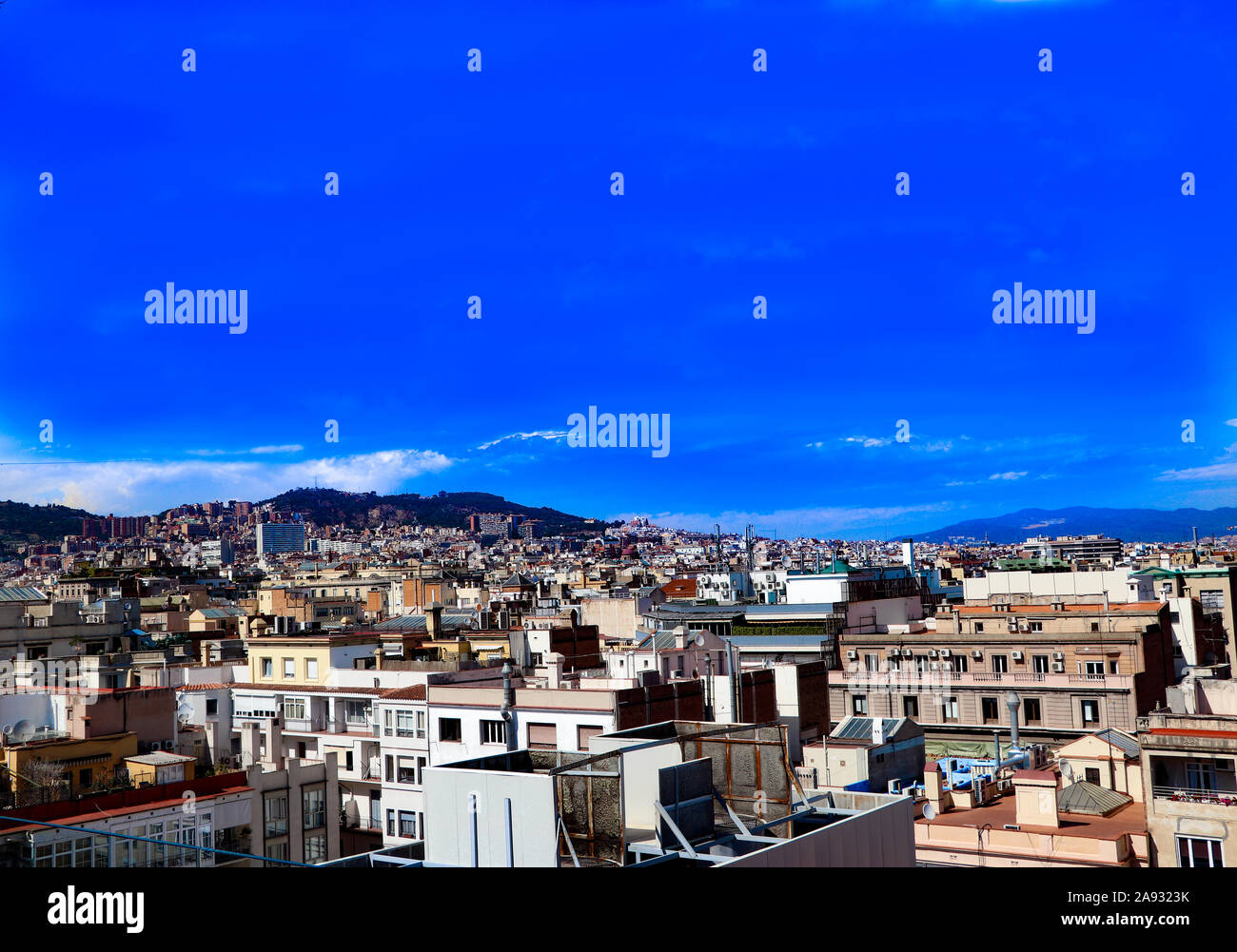 Barcelona skyline avec ciel bleu Banque D'Images