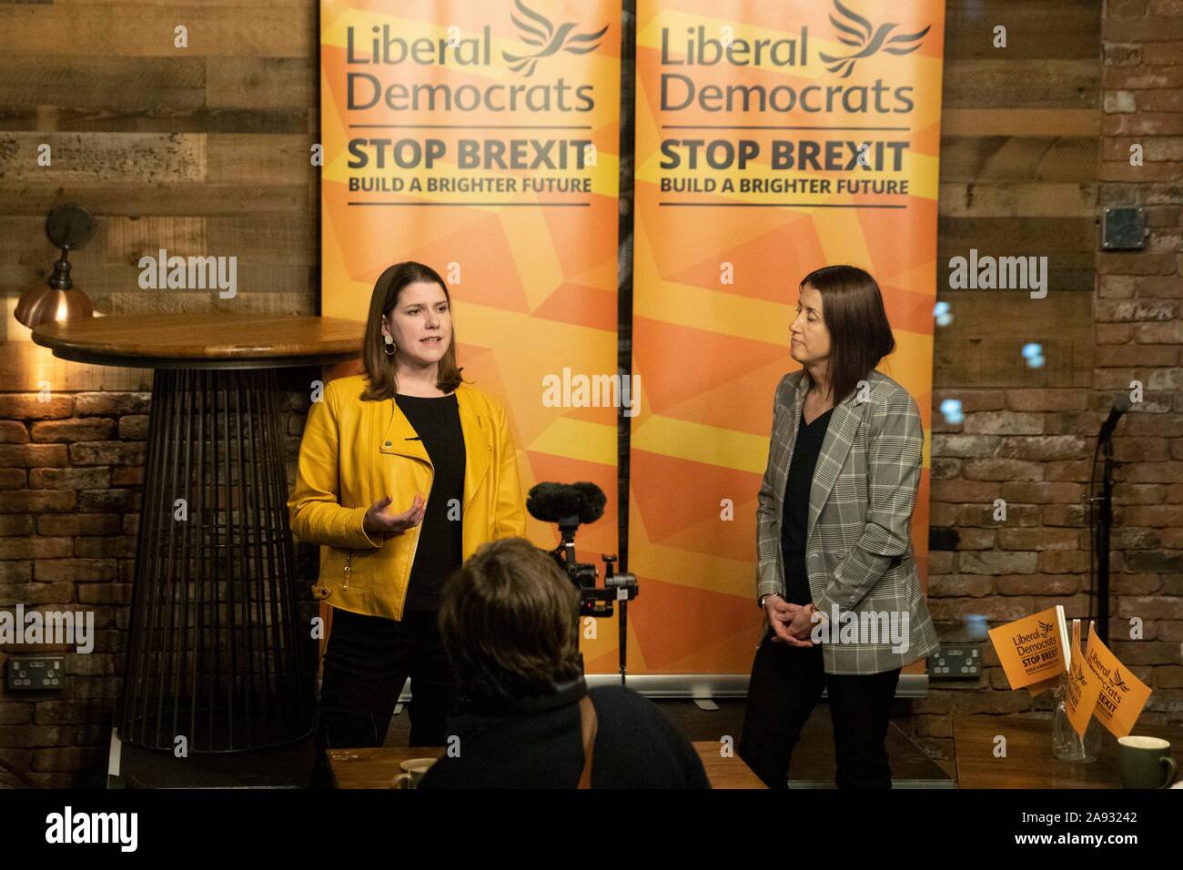 Cardiff, Wales, UK. 12 Nov, 2019. Cardiff, Wales, UK, 12 novembre 2019. Jo Swinson, leader des libéraux-démocrates, parle aux côtés du leader du Welsh Lib Dems, Jane Dodds lors d'un rassemblement à Coffi Co café-restaurant dans la baie de Cardiff. Credit : Mark Hawkins/Alamy Live News Banque D'Images