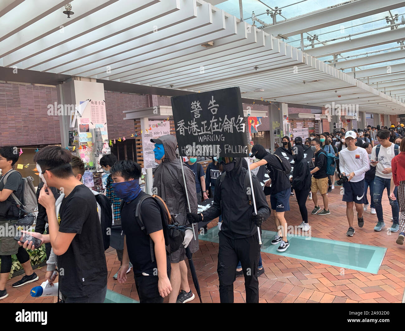 Hong Kong- 12 novembre 2019 : les étudiants de l'université inscrivez-vous le match à HKU campus. après le masque anti droit est lancé, les gens continuent à soutenir la manifestation. Banque D'Images