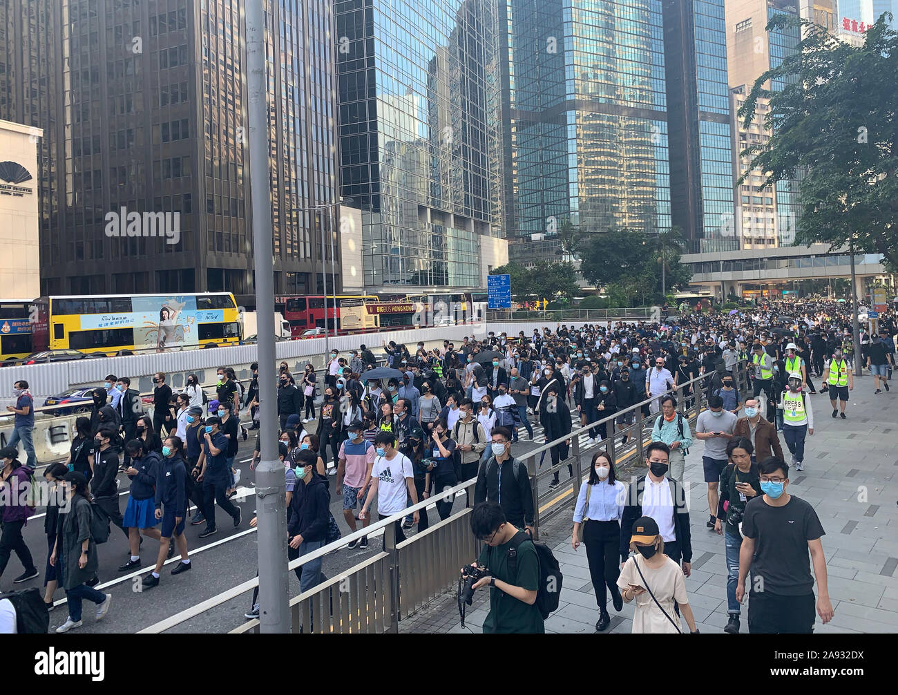 Hong Kong/centrale- 13 novembre 2019 : le travailleur inscrivez-vous le match en Europe centrale. après le masque anti droit est lancé, les gens continuent à soutenir la manifestation. Banque D'Images