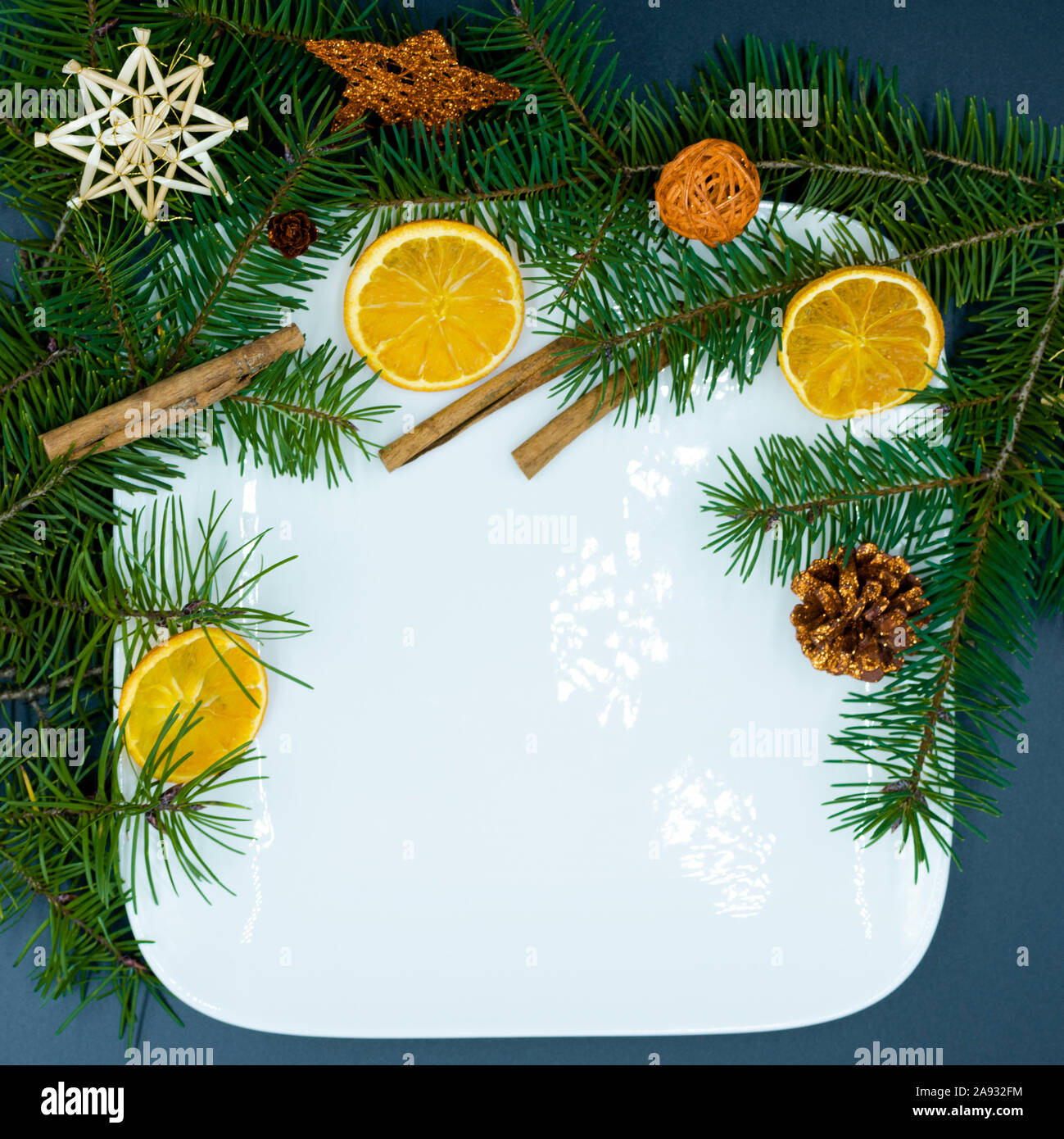 Plat vide, blanc avec décoration de Noël. with copy space Banque D'Images Plat vide, blanc avec décoration de Noël. with copy space Banque D'Images