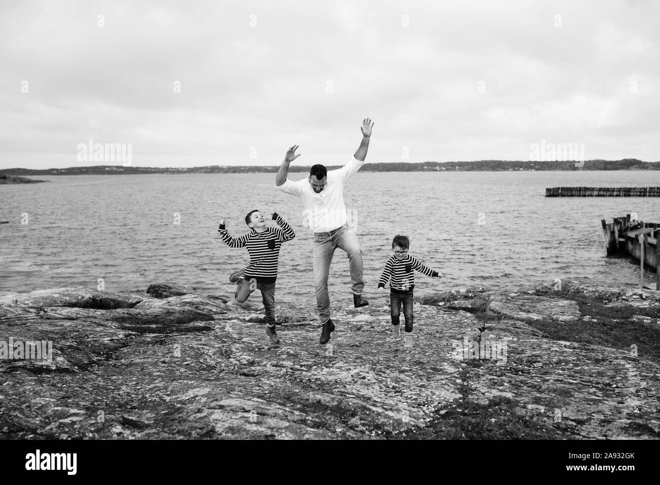 Père avec fils en mer Banque D'Images