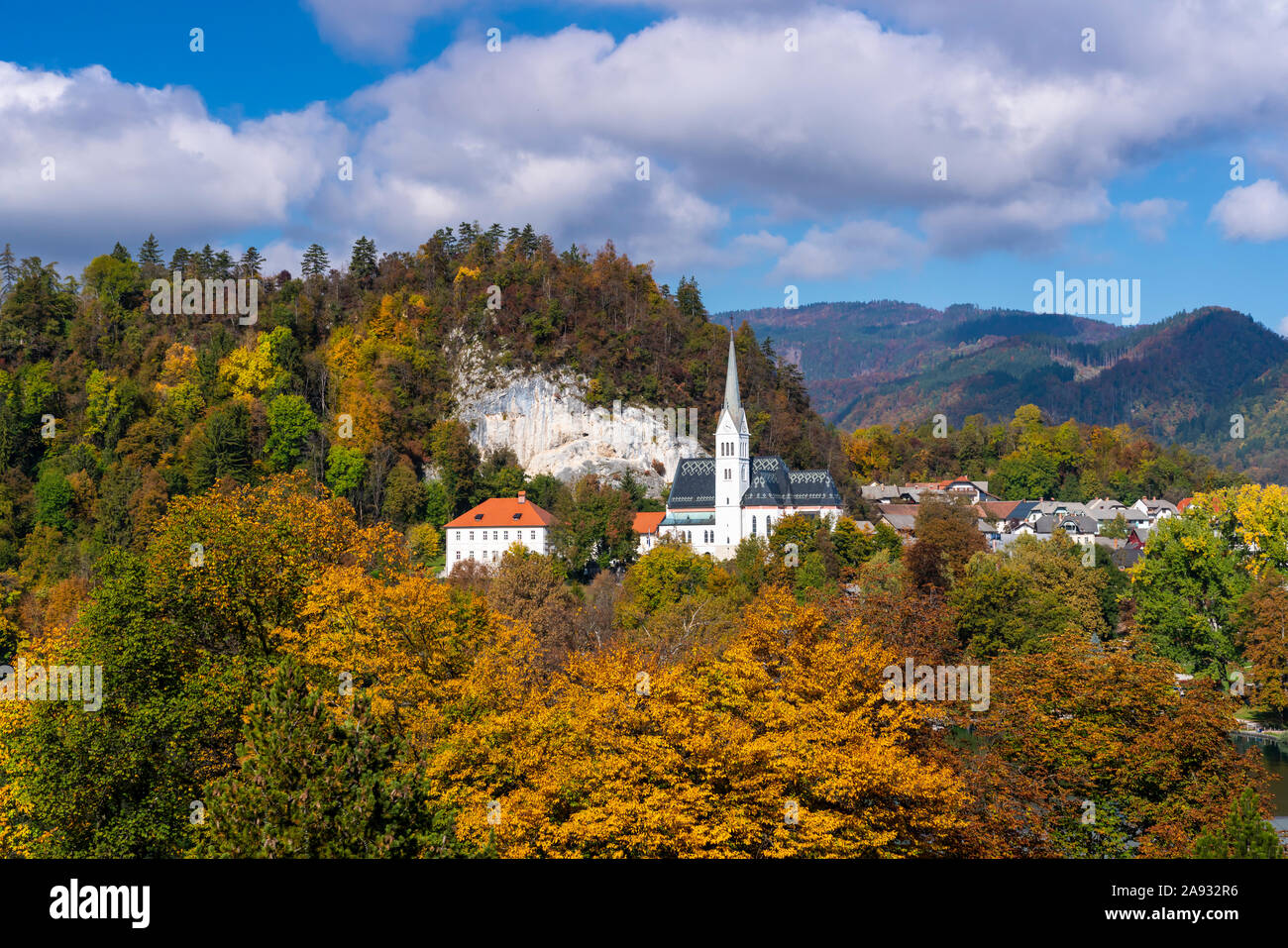 L'église paroissiale avec Martina couleur des feuilles d'automne, à Bled, Slovénie, Europe. Banque D'Images